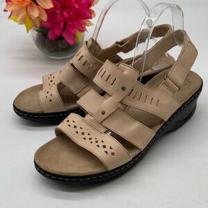 Clarks Women's Tan Sandals Size 8.5 MCS9156M